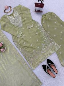 Salwar Kameez de créateur en pure soie avec broderie et travail de sequins, prêt-à-porter - Product Image 5