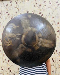 Escudo Decorativo Medieval de 22 Pulgadas con Acabado Marrón y Dorado | Escudo de Pared de Acero Grabado | Escudo Decorativo de Estilo Vikingo y Guerrero Antiguo - Product Image 4