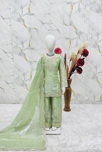 ชุดสาหรี่กะมีซปักลายสีเขียวสำหรับเด็กผู้หญิงจาก NiMa Creations ทรงปกติ ความยาวระดับเข่า เหมาะสำหรับงานแต่งงาน สไตล์อินเดีย-ปากีสถาน ผ้าไหม แห้งเร็ว - Product Image 4