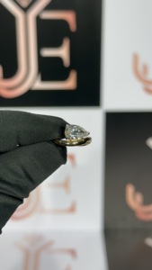 แหวนเพชรโมอิสซาไนต์ทรงลูกแพร์ ดีไซน์ลายคลื่น ประดับเพชรเม็ดเดี่ยว ตัวเรือนเงินแท้ 925 ทำมือ พร้อมขาจับสามขา - Product Image 4