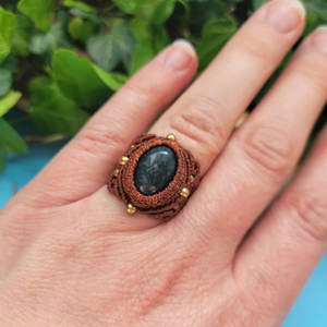 Anillo de Macramé Hecho a Mano con Gema Ovalada de Cristal, Cordón Encerado Marrón Ajustable, Joyería Boho, Certificado IGI, Chapado en Oro de 14K - Product Image 3