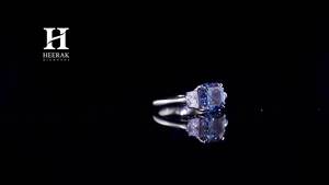แหวนหมั้นเพชรบลูแล็บโกรว์ทรงแอสเชอร์สุดหรู แหวนเพชรสามเม็ดสีฟ้าสดใส พร้อมเพชรประดับด้านข้างรูปทรงโล่ - Product Image 6