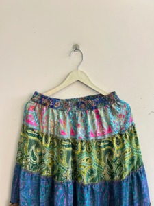 Jupe longue évasée en soie indienne pour femme, style bohème, à volants, à plusieurs niveaux, faite à la main, mode ethnique, vente en gros - Product Image 3