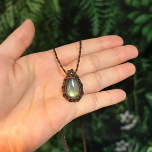 สร้อยคอจี้หินลาบราดอไรต์สีเขียวทำมือ สายสีน้ำตาล พลอยธรรมชาติ สไตล์โบโฮ คริสตัลบำบัด ปรับขนาดได้ - Product Image 1