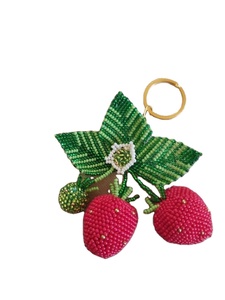 Llavero y accesorio para bolso con diseño de plátano, bordado con cuentas de colores amarillo y rosa, de la India. - Product Image 3