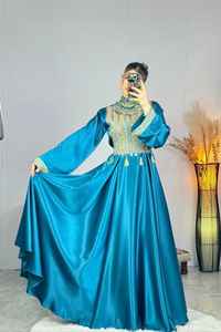 Robe afghane en mousseline de soie à manches longues, artisanale, moderne, style tribal Kuchi, avec dentelle, volants et appliques, 100% faite à la main pour les occasions formelles - Product Image 6