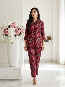 Conjunto Salwar Kameez de Diseñador para Mujer, Marca Hania Aamir, en Algodón, Corte Palazzo de Pierna Ancha y Ajuste Delgado, con Bordado Intrincado de Lentejuelas Zari, para Fiestas de Invierno - Product Image 1
