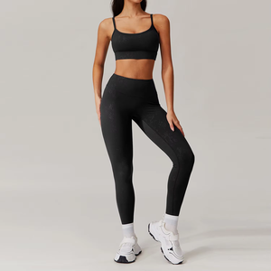 Ensemble de yoga 2 pièces noir pour femme : Legging taille haute et crop top à fines bretelles, extensible dans les quatre sens, couleur unie, tenue de fitness - Product Image 2