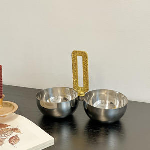 Ensemble de deux bols en métal glamour avec poignée dorée scintillante, plat de service poli pour la présentation des aliments lors de fêtes - Product Image 1