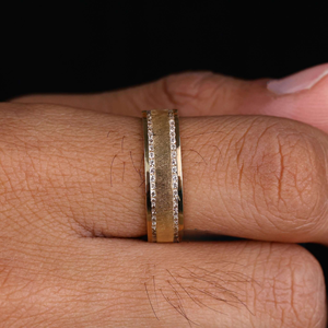 Bague de mariage pour homme en moissanite plaquée or brossé, minimaliste et luxueuse, avec sertissage en canal, idéale pour un anniversaire - Product Image 6