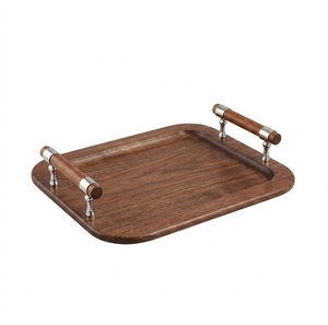 Plateau de service décoratif en bois de manguier fait main avec poignées en laiton antique à motifs floraux, plateau rectangulaire en bois de luxe pour mariages - Product Image 2