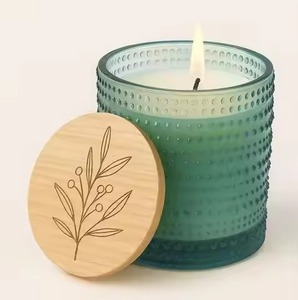 Frasco de vidrio transparente con tapa dorada Foliage Touch, recipiente para velas de cera de soja perfumada, con tapa con diseño de rama de hoja oscura. - Product Image 5