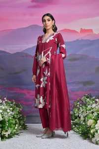 Ensemble tendance pour femmes : Kurti droit en broderie française magenta avec pantalon Chanderi et dupatta imprimé - Product Image 3