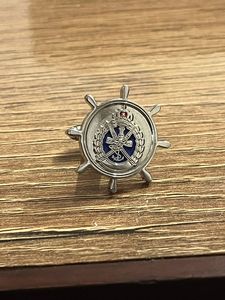 Badge rond personnalisé en alliage de zinc, émail plaqué, motif roue de bateau de luxe, pour vêtement, uniforme, cadeau, souvenir - Product Image 1