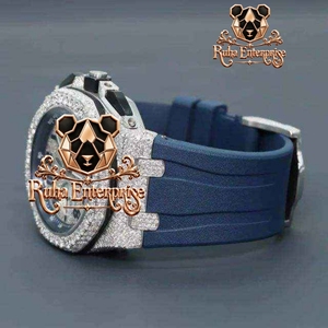 Reloj de moda para hombre con bisel metálico de dos tonos, marcadores decorativos en la esfera y correa de silicona suave - Product Image 6