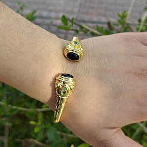 Bracelet ajustable bohème multi-pierres plaqué or 18 carats, avec onyx noir et quartz bleu, ouverture frontale, bijoux de créateur. - Product Image 6