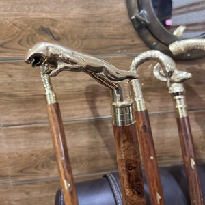 Bâtons de marche rustiques modernes en bois naturel écologique avec poignée en laiton poli, idéaux pour les cadeaux - Product Image 1