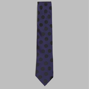 Cravate à pois violet et noir Benon pour homme |   Cravate de créateur de luxe en satin soyeux de qualité supérieure pour occasions formelles, mariages et soirées - Product Image 2