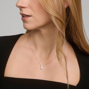 Collar con Colgante de Diamante Cultivado en Laboratorio, Corte Pera y Redondo, en Oro Blanco de 14K - Product Image 6