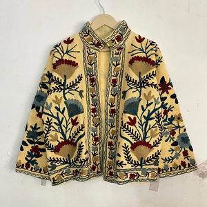 Chaqueta Vintage Suzani Bordada a Mano, Beige, Algodón, Estilo Boho Chic, Diseño Floral Uzbeko, Cuello Alto para Mujer - Product Image 1