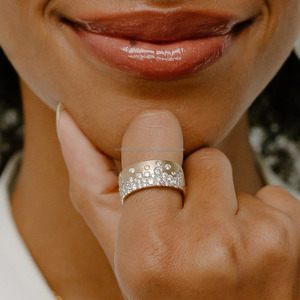 วงแหวนแต่งงานประดับด้วยผ้าซาตินที่สวยงามพร้อมชุดฟลัชประดับเพชรเลียนแบบครึ่งชั่วนิรันดร์วงแหวนซิการ์ทรงกลมโมอิสซาไนต์สำหรับงานแต่งงาน - Product Image 6