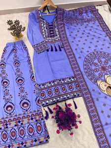 Ensemble ethnique Maslin de qualité supérieure pour femmes |   Kurti imprimé numériquement avec palazzo et dupatta ornés de miroirs - Product Image 3