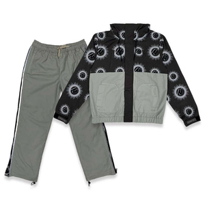 Veste coupe-vent à capuche rouge pour homme avec pantalon cargo noir, ensemble de survêtement sportif à manches longues avec fermeture éclair, polyester léger pour l'automne - Product Image 2