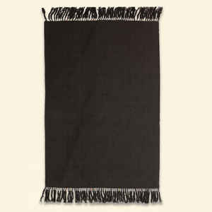 DECORDEC Tapis en laine noire obsidienne à franges, tissage plat, antidérapant, écologique, à poils épais, texturé, fait main - Product Image 1
