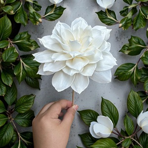 Flores de madera Sola VADEE hechas a mano, sostenibles, Dahila mini, de 8.5 cm, con varillas de fibra de planta de Sesbania de Tailandia. - Product Image 5