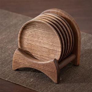 Ensemble de sous-verres en bois de haute qualité, idéal pour les hôtels, restaurants et cafés recherchant des accessoires de table élégants. - Product Image 1