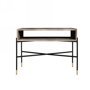 Mesa Consola Moderna de Hierro Gris con Diseño Convertible Espejado, Estante Superior Abierto, Patas de Metal Negro con Puntas Doradas para Uso en Entrada de Hotel - Product Image 3