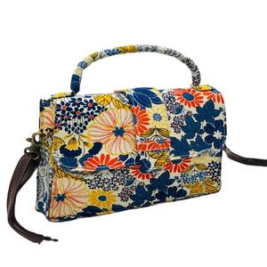 Bolso de Mano Casual para Mujer, Moderno, Vibrante, con Parches Florales, Impermeable, Duradero, Ecológico, Aislado, Ligero y Elegante - Product Image 1