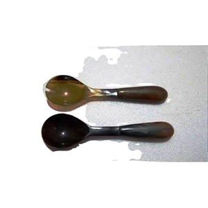 Juego de Cubiertos para Ensalada de Cuerno con 2 Espátulas, Utensilios Hechos a Mano de Madera Natural Sostenible, Aptos para Congelador - Product Image 1