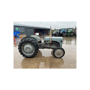 รถแทรกเตอร์ Massey Ferguson 240 ขับเคลื่อน 4 ล้อ สภาพใหม่ เหมาะสำหรับใช้งานในฟาร์ม สภาพดีเยี่ยม พร้อมเครื่องยนต์และชิ้นส่วนเกียร์ที่สมบูรณ์ - Product Image 1