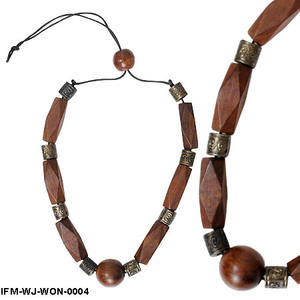 Collier artisanal en bois Matinee avec perles rectangulaires polies et entretoises oxydées sur cordon de coton ciré réglable - Product Image 1