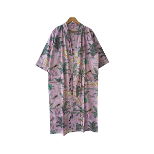 ชุดกิโมโนผ้าฝ้ายพิมพ์ลายป่าสีชมพูแปลกตาสำหรับผู้หญิง คอวี แขนยาว ความยาวเต็มตัว มีเชือกผูกเอว ชุดนอนลายทรอปิคอล - Product Image 1