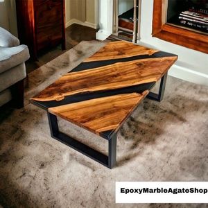 Table à manger moderne en bois massif avec bord naturel et plateau en résine époxy bleue, construction artisanale durable, 6 places, idéale pour appartement - Product Image 2