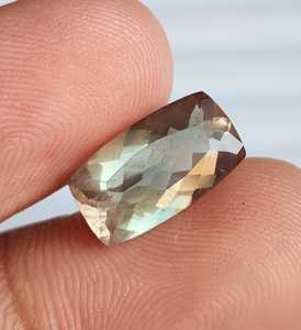 Piedra preciosa suelta de Sunstone natural de Oregón, tallada en forma de cojín, color verde champagne, para la elaboración de joyas. - Product Image 1
