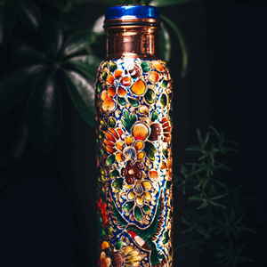 Botellas de cobre con estampado floral, ideales para regalos festivos, ocasiones especiales y para un elegante servicio de entretenimiento de invitados. - Product Image 1