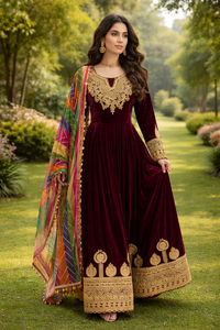 Robe de soirée longue en velours violet prune profond, ornée de broderies dorées royales sur le corsage, les manches et la bordure. - Product Image 5