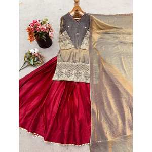 Ensemble de costume gris taille XL pour femme SRK Designer avec broderie de sequins - Product Image 1