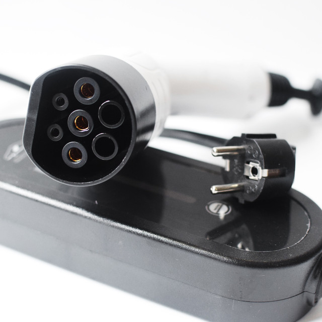 Portable EV Charger 3.5KW 7KW Type1 Type2 GB/T Tesla J1772 8A 16A 32A Adjustable Electric Car Charger