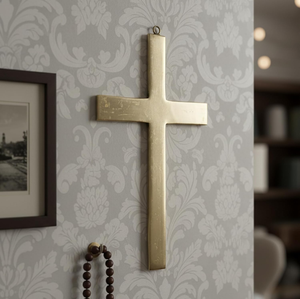 Croix murale en laiton, décoration traditionnelle, design intérieur, salon, art métallique durable - Product Image 1