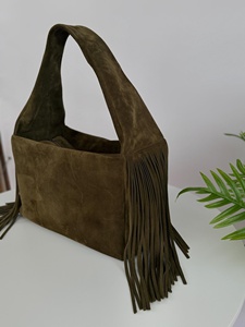กระเป๋าสะพายข้างทรงถังแบบมีพู่หนังกลับสไตล์วินเทจโบโฮ - Product Image 2