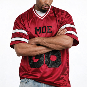 Camiseta de Fútbol Americano para Hombre, Color Rojo de Moda, Acabado Satinado, Cuello en V, Mangas con Rayas en Contraste, Número Personalizado, Ropa de Equipo, Proveedor OEM al por Mayor, EE. UU. - Product Image 5