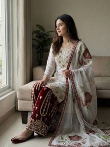 Salwar Kameez en soie blanche élégante avec pantalon en velours rouge et broderies dorées pour femmes, tenue de mariage traditionnelle indienne pakistanaise - Product Image 1