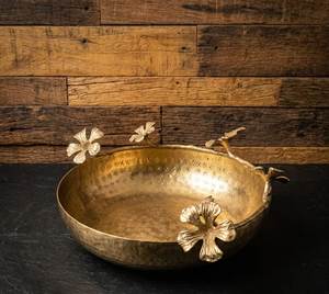 Bol décoratif en métal fait main avec accents floraux, style vintage, finition dorée pour la décoration de la maison - Product Image 2