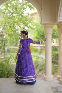 ชุดเดรสยาวพิมพ์ลายแบนดานีสีม่วงสำหรับผู้หญิง สไตล์อินเดีย-ปากีสถาน ผ้าจอร์เจตต์เทียม ปักลาย แห้งเร็ว เหมาะสำหรับงานปาร์ตี้และงานแต่งงาน - Product Image 6