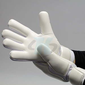 Guantes de portero deportivos avanzados diseñados para un control máximo del balón, absorción de impactos, ajuste cómodo y uso duradero. - Product Image 6