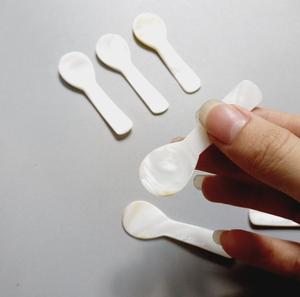 Venta al por mayor de alta calidad para servir miel helado postre café cuchara 7, 9 cm Natural pequeña perla Caviar Shell cuchara de Vietnam - Product Image 1